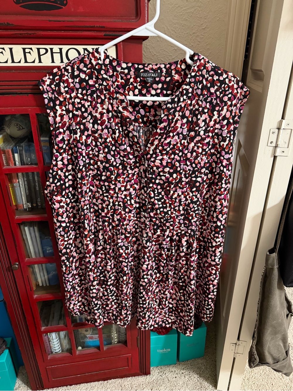 Roz & Ali Black Pink Polka-Dot Sleeveless Blouse